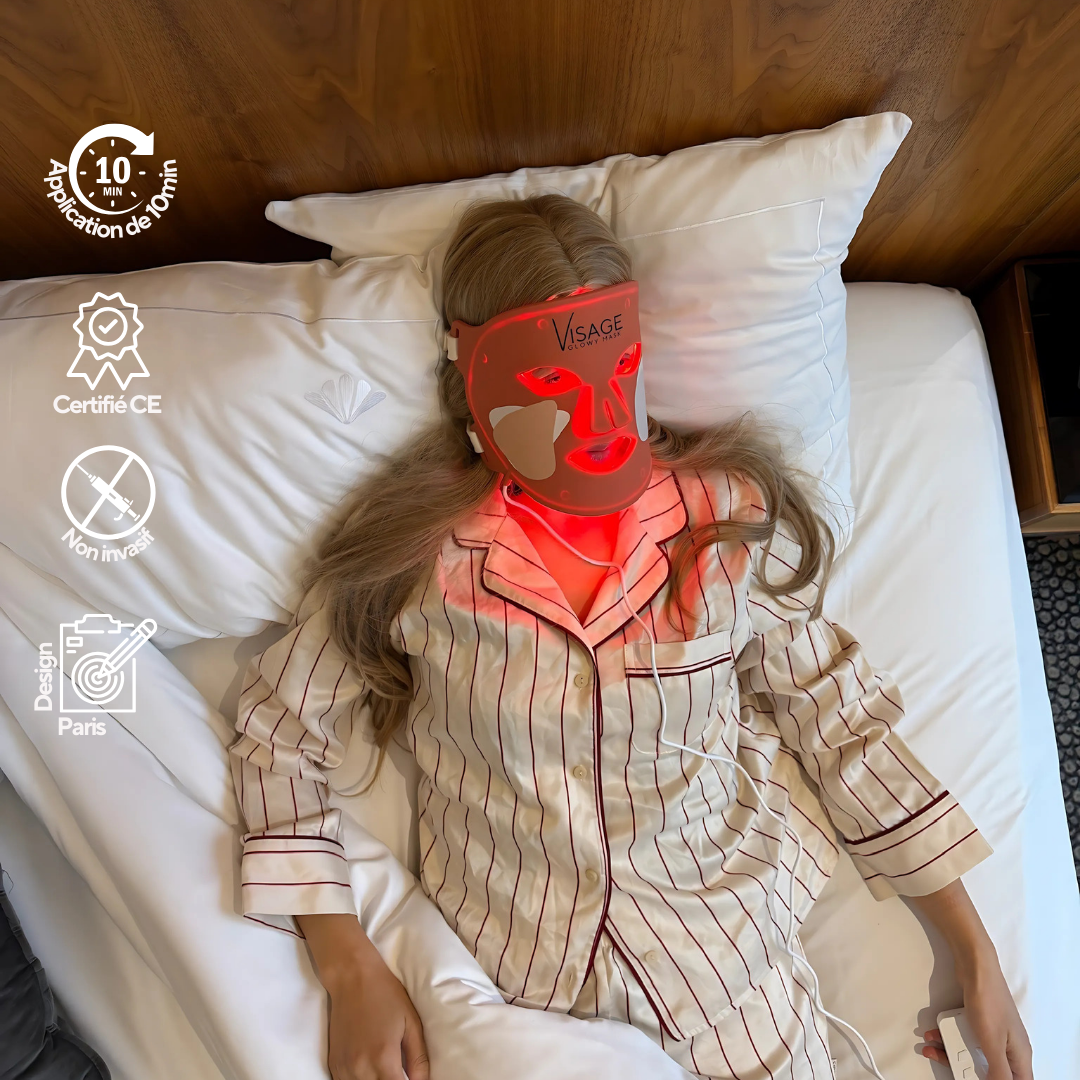 Femme détendue avec un masque Led sur le visage, lumière rouge.